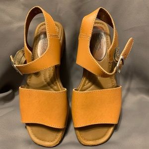 Azaleia Leather Sandals. Size 6